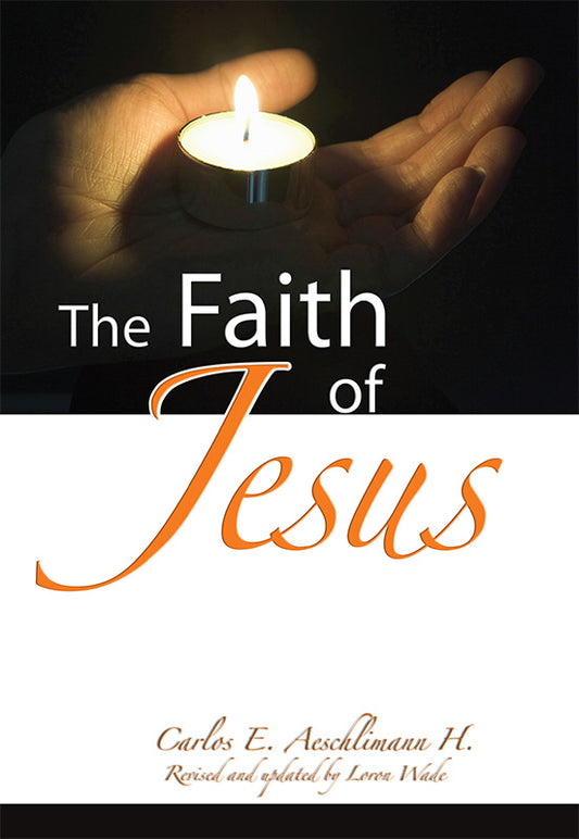 Una mano sostiene una velita encendida sobre el libro titulado *La fe de Jesús*, de Carlos E. Aeschlimann H., revisado y actualizado por Loren Wade, un libro de estudio que aborda el estudio de la Biblia y las doctrinas cristianas fundamentales.