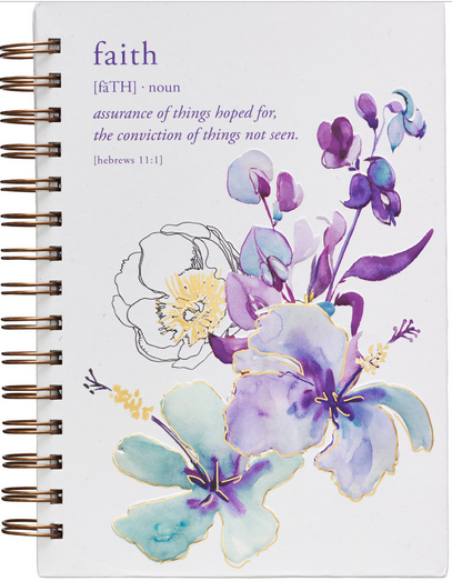 Un cuaderno de tapa dura con encuadernación en espiral, decorado con flores pintadas en acuarela, motivos florales y un texto que define la fe con una cita de Hebreos 11:1, en páginas rayadas con versículos bíblicos.
