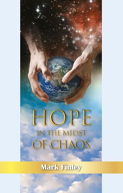 Dos manos sostienen un globo terráqueo con un cielo cósmico y nublado como fondo. El texto reza: «Esperanza en medio del caos», de Mark Finley: un libro misionero cautivador que ofrece ánimo e inspiración.
