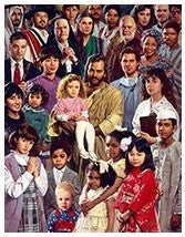 Un grupo variado de hombres, mujeres y niños de distintas edades y orígenes étnicos posan juntos para una foto de grupo, ideal como póster de 11 x 14 o como decoración de pared para celebrar la unidad y la diversidad en cualquier espacio.