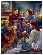 Una familia compuesta por dos adultos y tres niños está sentada junta en el salón, leyendo un libro. También hay un perro, y una figura que se asemeja a Jesús está sentada con ellos en este tranquilo póster decorativo de 16 x 20.