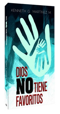 Portada del libro en la que aparecen dos huellas de manos superpuestas, una grande y otra pequeña, con el título «Dios No Tiene Favoritos» y el nombre del autor, Kenneth G. Martínez M., sobre un fondo azul abstracto, que refleja la fe en Dios incluso en circunstancias desfavorables.