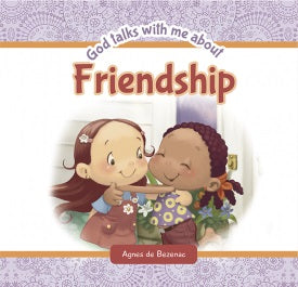Dos niñas pequeñas que sonríen y se abrazan en la portada del libro devocional ilustrado *Dios me habla de la amistad*, de Agnes de Bezenac, perfecto para los niños que están aprendiendo a hacer amigos.