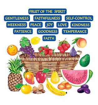 Una cesta de mimbre rodeada de diversas frutas y etiquetas en las que se nombran los Frutos del Espíritu, con palabras inspiradoras del Espíritu Santo como amor, alegría, paz, paciencia, amabilidad, bondad y fe.