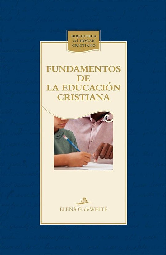 Portada del libro *Fundamentos de la Educación Cristiana*, de Elena G. de White, en la que aparece una imagen en primer plano de dos docentes leyendo y escribiendo juntos, lo que pone de relieve los principios pedagógicos esenciales para una educación cristiana eficaz.
