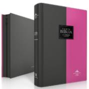 Una Biblia de tapa dura con índice, con una cubierta negra y rosa titulada «La Santa Biblia, Reina Valera 1960», se encuentra en posición vertical junto a un libro negro cerrado.