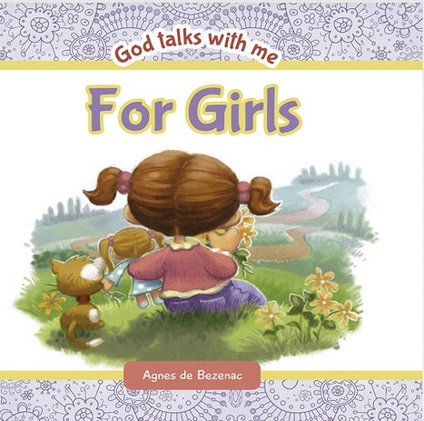 Una niña con coletas está sentada al aire libre con un osito de peluche y un gato, mirando las flores. El título que aparece en la portada del libro es «Dios habla conmigo: Para niñas», de Agnes de Bezenac, un libro devocional ilustrado para niñas en el que se comparten mensajes de Dios.
