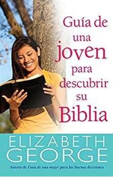 Una joven sonríe mientras lee la Biblia al aire libre. En la portada del libro se lee: «Guía de una joven para descubrir su Biblia», de Elizabeth George, una guía bíblica llena de promesas de Dios, ideal como Biblia para adolescentes.