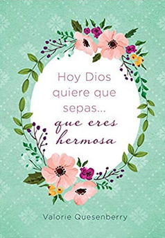 Portada de un libro con un borde floral y el texto en español «Hoy Dios quiere que sepas... que eres hermosa», de Valorie Quesenberry, sobre un fondo verde estampado, ideal para devocionales dirigidos a mujeres e inspirar a cada hija de Dios.