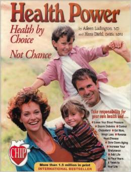 Una familia de cuatro miembros, sonriente, posa al aire libre sobre la hierba, irradiando energía; el texto promociona el libro *Health Power*, que trata sobre cómo adoptar hábitos de vida saludables para prevenir enfermedades.