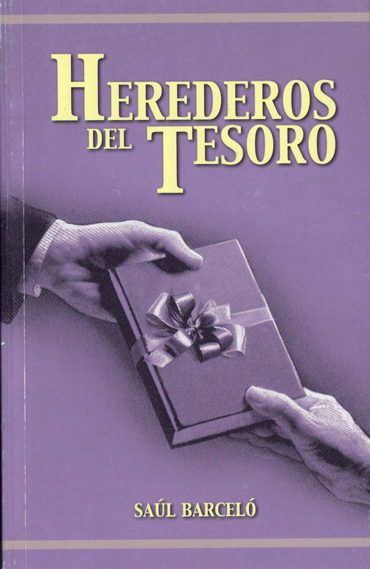 Dos manos se intercambian una caja envuelta para regalo bajo el título del libro en español *Herederos del Tesoro*, de Saúl Barceló, con una portada morada, en la que destaca este libro cristiano lleno de testimonios inspiradores.