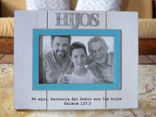 Un marco con el versículo bíblico «HIJOS» muestra una foto en blanco y negro de tres niños sonrientes. El texto de la parte inferior dice: «He aquí, los hijos son herencia del Señor». Salmos 127:3. Ideal para marcos de fotos de los hijos.
