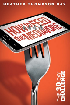 Un smartphone en el que se lee «Cómo alimentar al mediavoro» está atravesado por un tenedor sobre un fondo naranja; el texto dice: «Heather Thompson Day y El reto de los 30 días», un devocionario diario para jóvenes adultos.
