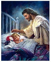En este póster decorativo de 16 x 20, un niño duerme en la cama con una muñeca, mientras un hombre con bata, representado con el pelo largo y barba, lo observa con ternura y le da su bendición.