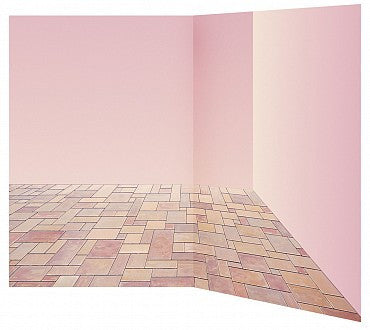Un rincón de la habitación con dos paredes de color rosa liso y un suelo cubierto de baldosas cuadradas y rectangulares en tonos rosa, beige y marrón: un fondo interior ideal para montar un franelógrafo o un panel de fieltro.