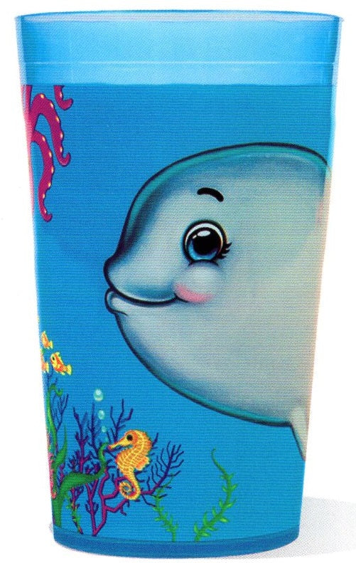 Un vaso de plástico azul con un delfín de dibujos animados, algas, un tentáculo de pulpo y caballitos de mar sobre un fondo con temática submarina.