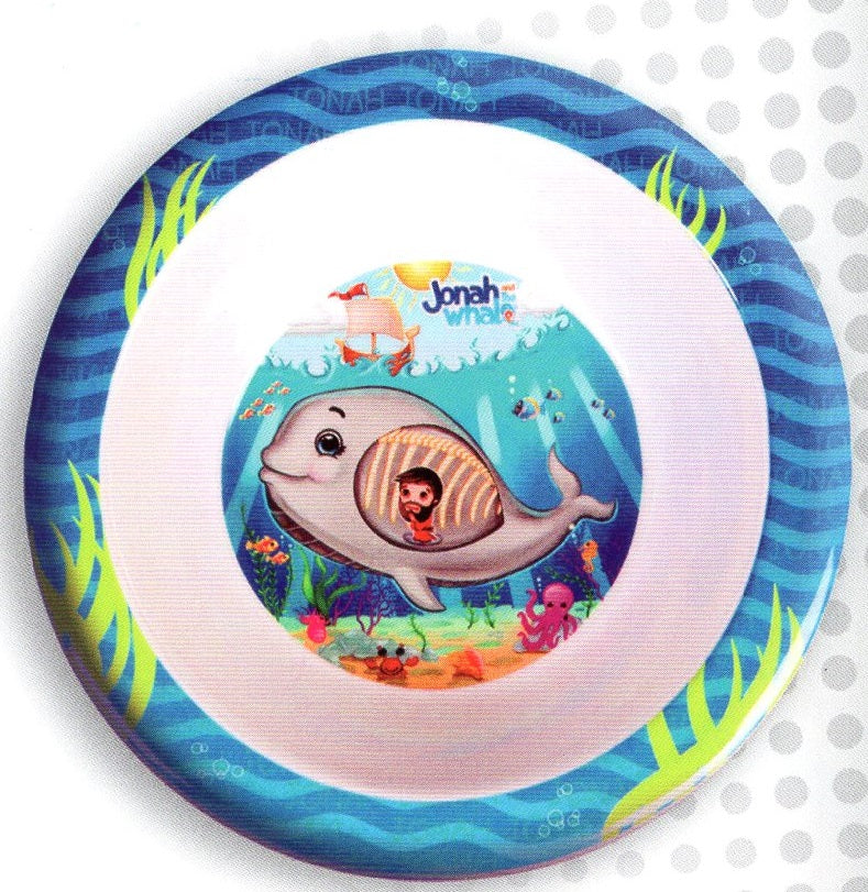 Un plato con una ilustración de Jonás dentro de una ballena, rodeado de un paisaje submarino, peces y plantas marinas.