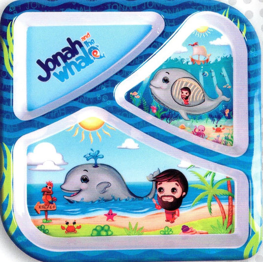Bandeja ilustrada a todo color con escenas de Jonás y la ballena: Jonás dentro de la ballena, la ballena en el mar y Jonás en la orilla con animales y el océano de fondo.