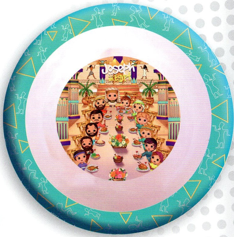 Un plato redondo presenta una ilustración de estilo caricaturesco de José y sus hermanos en un banquete en el antiguo Egipto, rodeados de motivos geométricos.