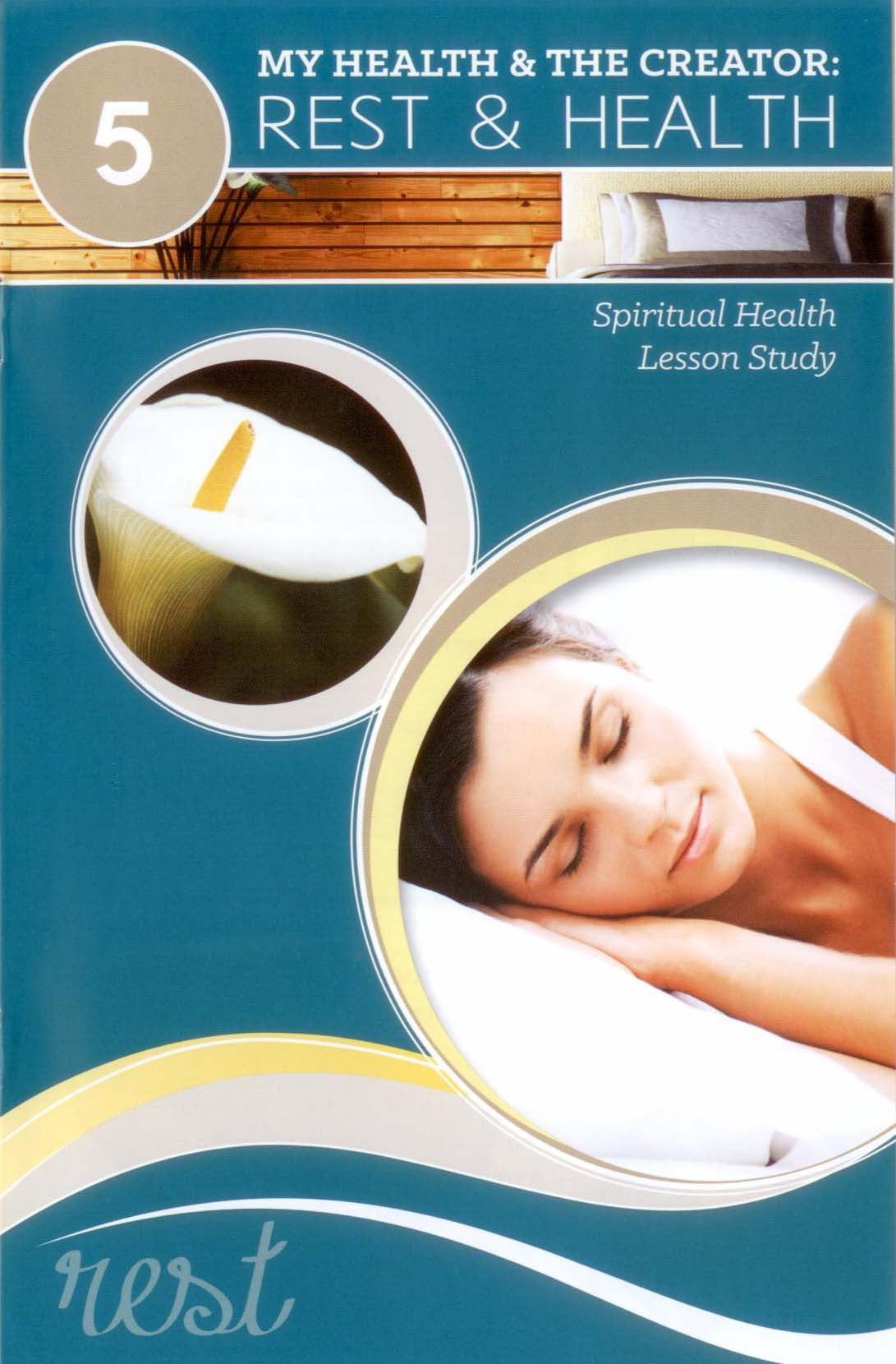 La portada de un folleto titulado «Mi salud y el Creador: Descanso y salud» muestra a una mujer durmiendo, una flor blanca y el texto «Estudio de lecciones sobre salud espiritual», en el que se destacan las lecciones sobre salud basadas en la Biblia.