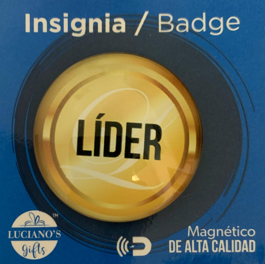 En un embalaje azul en el que se lee «Insignia/Badge» y «Magnético de alta calidad» se muestra un distintivo dorado con imán en el que figura la inscripción «Líder». También se ve el logotipo de Lucianos Gifts.