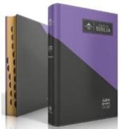 Biblia gigante «Reina Valera 1960» de tapa dura, con una cubierta negra y morada expuesta en posición vertical y otro ejemplar abierto, en el que se aprecian las páginas con bordes dorados y separadores, así como la «letra grande» para facilitar la lectura.