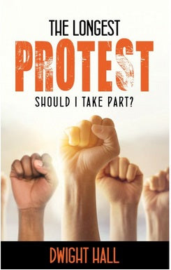 Portada de un libro en la que aparecen puños en alto de personas de diversa procedencia, que captan el espíritu de un movimiento de protesta, con el título «La protesta más larga: ¿debería participar?» y el nombre del autor, Dwight Hall, en la parte inferior.