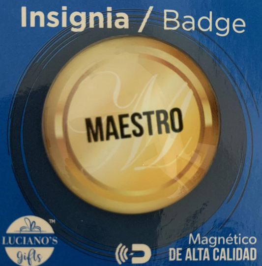 Una insignia dorada con la palabra «MAESTRO» en letra negra, presentada en una tarjeta azul con la etiqueta «Insignia / Badge», que incluye el logotipo de la marca y el texto «Magnético DE ALTA CALIDAD». Ideal como distintivo con imán para uso profesional o escolar.