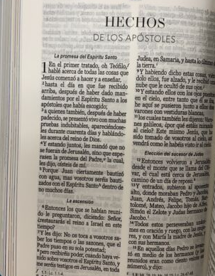 Página abierta de una Biblia en español que muestra el comienzo de los Hechos de los Apóstoles, con el texto dispuesto en columnas y un encabezado en la parte superior; ideal para estudiar junto con mapas bíblicos o un plan para leer la Biblia en un año.