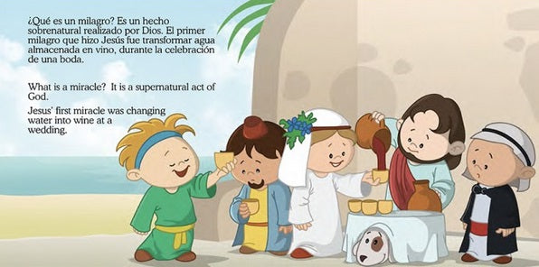 Unos niños vestidos con trajes bíblicos representan el momento en que Jesús convirtió el agua en vino en una boda, con jarras y copas de arcilla sobre la mesa. Este libro infantil bíblico incluye un texto en español e inglés en el que se explica el milagro.