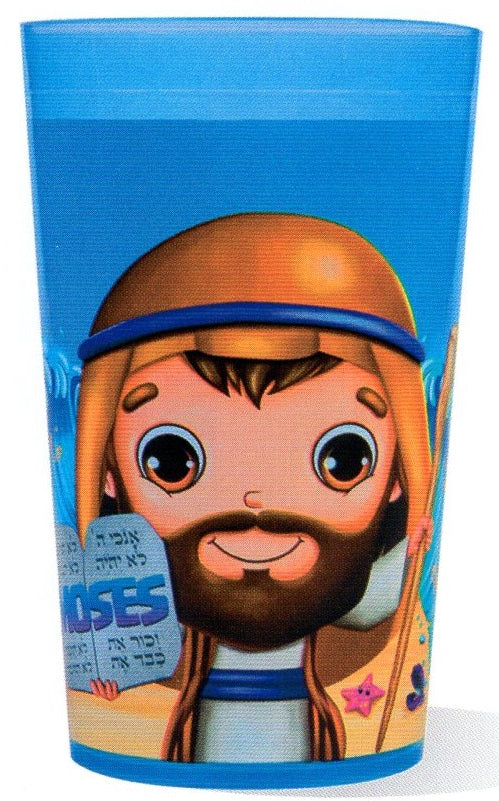 En un vaso de plástico azul hay una ilustración de cómic en la que aparece Moisés sosteniendo los Diez Mandamientos y un bastón.