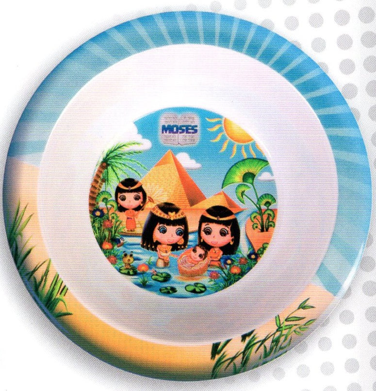 Un plato decorativo muestra personajes de dibujos animados junto a unas pirámides; uno de ellos está colocando a un bebé en una cesta en el río, bajo un cielo soleado y con plantas en primer plano.