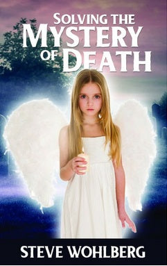 Una niña vestida de ángel sostiene una vela, de pie frente a un cementerio, reflexionando sobre las enseñanzas bíblicas acerca de lo que ocurre cuando morimos; en la imagen aparece el título «Desentrañando el misterio de la muerte» y el nombre del autor, Steve Wohlberg.