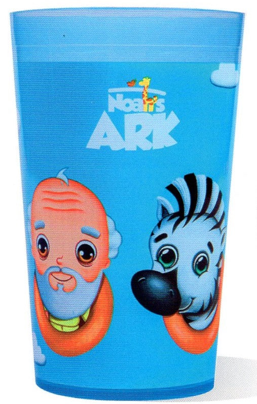 Una taza azul con dibujos animados de Noé con barba y una cebra, junto con el texto «El Arca de Noé» y unas pequeñas nubes.