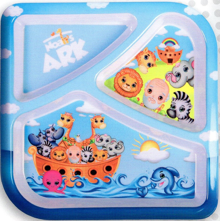 Plato infantil con una escena de dibujos animados del Arca de Noé, en la que aparecen animales como leones, cebras y jirafas en un barco, con un océano azul, un pulpo, un delfín y el sol al fondo.