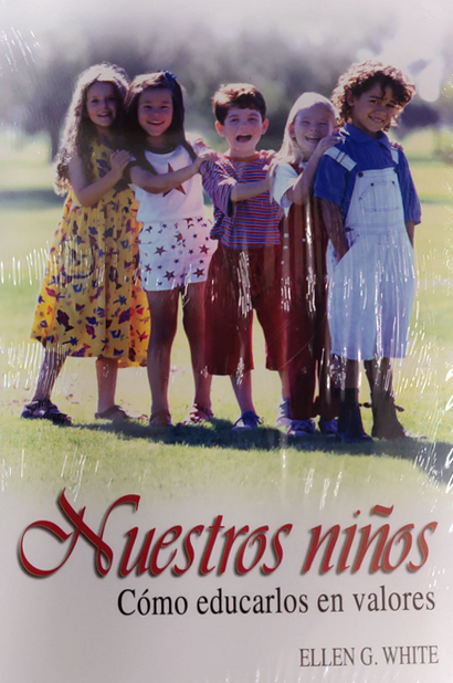 Cinco niños están de pie en fila al aire libre, sonriendo y cogidos del brazo. El texto de la portada del libro dice: «Nuestros niños. Cómo educarlos en valores». Ellen G. White, basado en los principios educativos bíblicos de «La educación de los niños».