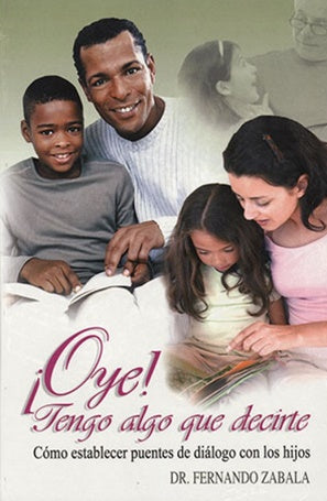 Un hombre y un niño leen juntos un libro, mientras que una mujer y una niña miran otro libro, lo que pone de relieve el diálogo entre padres e hijos. La imagen muestra la portada del libro ¡Oye! Tengo algo que decirte, del Dr. Fernando Zabala.