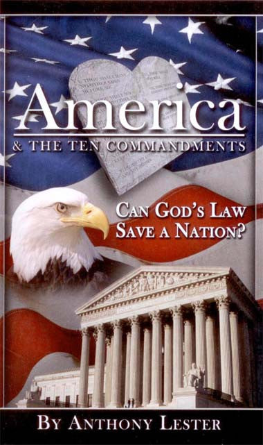 Portada del libro en la que aparecen una bandera estadounidense, un corazón con el texto de los Diez Mandamientos, un águila calva, el edificio del Tribunal Supremo y el título «America & the Ten Commandments» (Estados Unidos y los Diez Mandamientos), ideal para cualquier ciudadano cristiano.