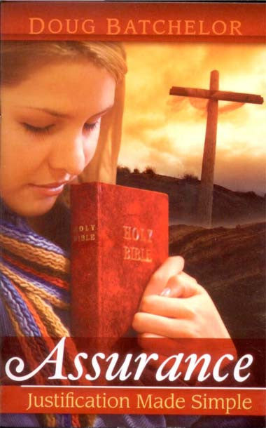 Una mujer sostiene una Biblia cerca de su rostro; al fondo, una cruz de madera se alza sobre una colina al atardecer. El texto reza: «Seguridad: La justificación explicada de forma sencilla», de Doug Batchelor: descubre la esperanza eterna y el descanso en Cristo.
