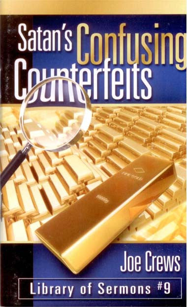 Portada del libro titulado *Las confusas falsificaciones de Satanás*, de Joe Crews, en la que aparecen lingotes de oro, una lupa y un lingote de oro con la inscripción «LA PALABRA», lo que pone de relieve cómo Satanás utiliza tácticas engañosas para desviar incluso a las personas religiosas.