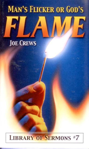 En la portada del libro titulado *Mans Flicker or Gods Flame*, de Joe Crews —catalogado como «Library of Sermons n.º 7»—, aparece una mano que sostiene una cerilla encendida; la obra aborda temas como la Biblia y los retos a los que se enfrenta la Iglesia moderna.