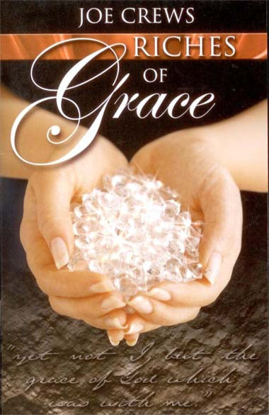 Un par de manos que sostienen un montón de cristales transparentes, imagen que aparece en la portada del inspirador libro *Riches of Grace*, de Joe Crews.