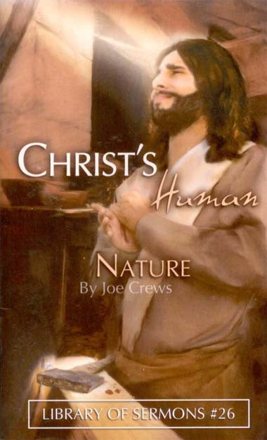 Un hombre vestido como Jesús, que encarna la humanidad de Jesús, aparece de pie junto a una mesa, con las manos juntas y los ojos cerrados; el texto reza: «La naturaleza humana de Cristo», de Joe Crews, Biblioteca de sermones n.º 26.