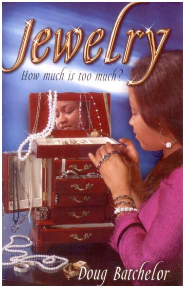 Una mujer está sentada junto a un joyero adornado con joyas cristianas, contemplando su reflejo. El texto dice: «Joyas: ¿cuándo es demasiado? Doug Batchelor analiza lo que dice la Palabra de Dios».
