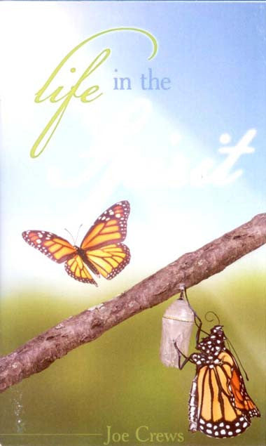 Portada del libro *Life in the Spirit*, de Joe Crews, en la que aparecen dos mariposas monarca y una crisálida sobre una rama, con un cielo azul de fondo, que simbolizan el poder espiritual y la transformación a través del Espíritu Santo.