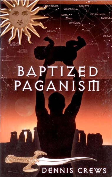 Portada del libro *Baptized Paganism*, de Dennis Crews, en la que aparece la silueta de una persona sosteniendo a un niño sobre un fondo de mapa estelar, con imágenes del sol y una espada, lo que refleja la fusión de las costumbres paganas con el cristianismo y los temas relacionados con la amnesia espiritual.