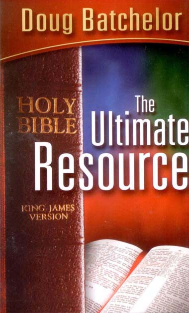 Portada del libro en la que aparecen la Santa Biblia (Versión del Rey Jacobo) y *The Ultimate Resource*, de Doug Batchelor, con la imagen de una Biblia abierta en primer plano: ideal para profundizar en el estudio de la Biblia y comprender la Palabra de Dios.