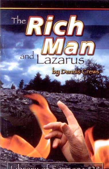 Portada del libro *El hombre rico y Lázaro*, de Dennis Crews, en la que aparece una mano que se eleva entre las llamas sobre un fondo rocoso y boscoso: una evocadora representación de la parábola de Lucas 16 sobre el cielo y el infierno.