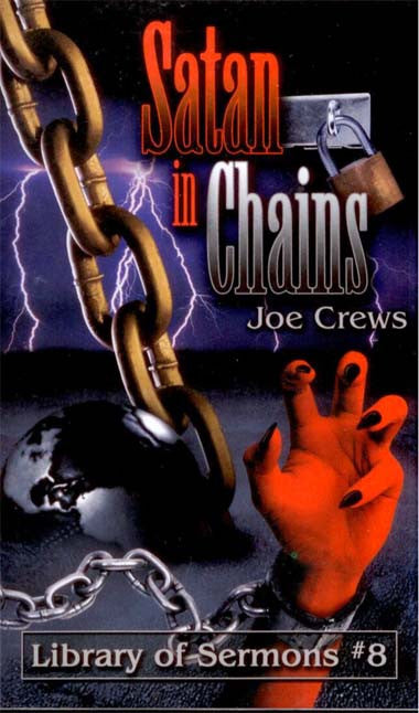 Portada del libro *Satan in Chains*, de Joe Crews, en la que aparecen una mano demoníaca roja encadenada, un candado, un globo terráqueo que simboliza la Tierra y un rayo al fondo: una llamativa representación del milenio y su controvertida doctrina.