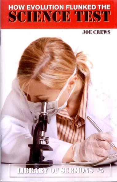 En la portada del libro titulado *How Evolution Flunked the Science Test* (Cómo la evolución suspendió el examen de ciencias), de Joe Crews, aparece una mujer con bata de laboratorio mirando a través de un microscopio, lo que da pie a una conversación espiritual sobre la evolución y la fe cristiana.